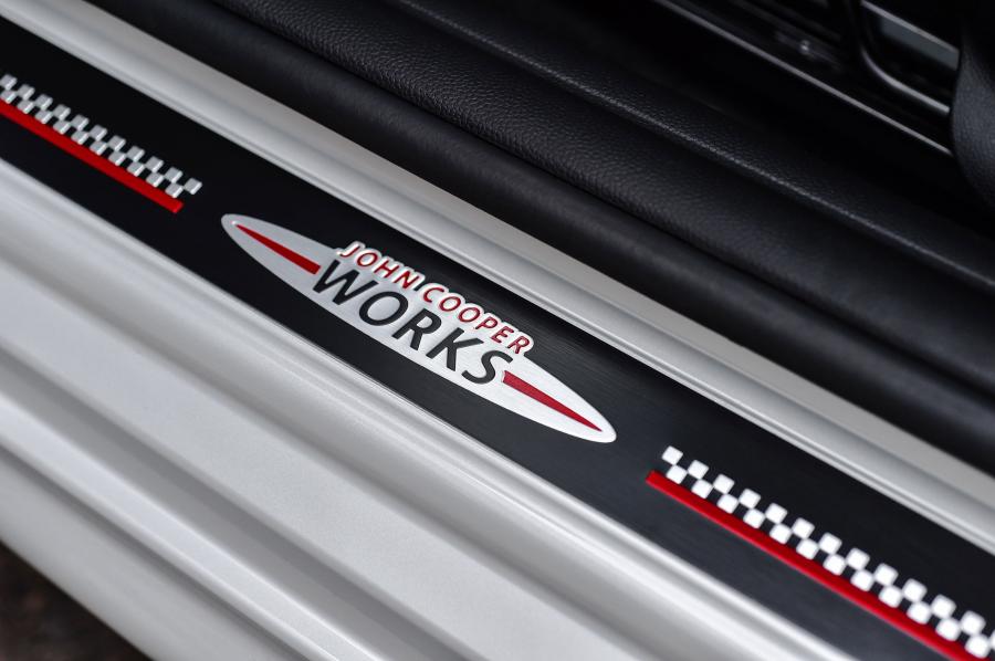 Логотип Mini John Cooper Works Challenge Edition 2016 года  (UK) (фото 3 из 18)